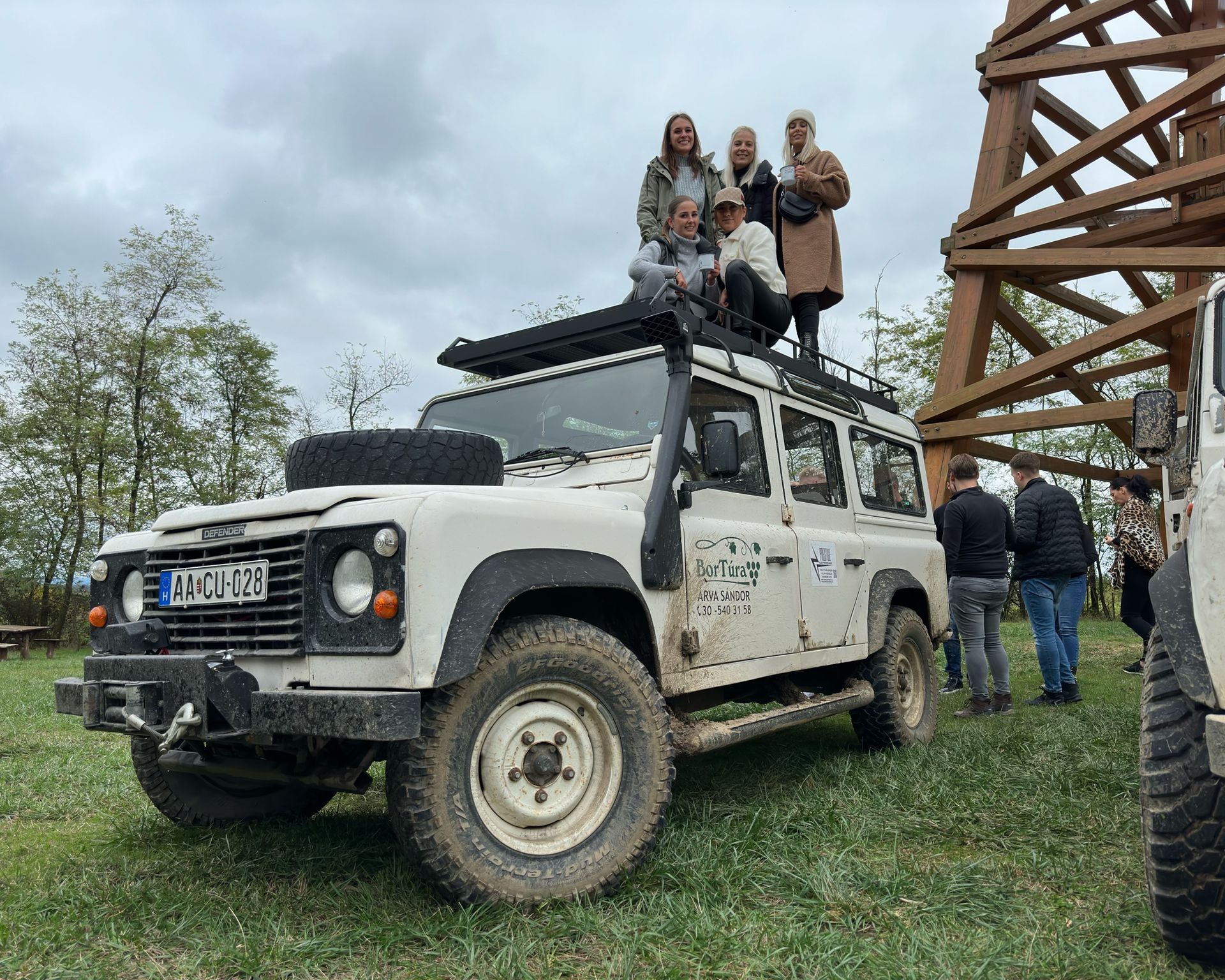 Land Rover Defender a szurdikban